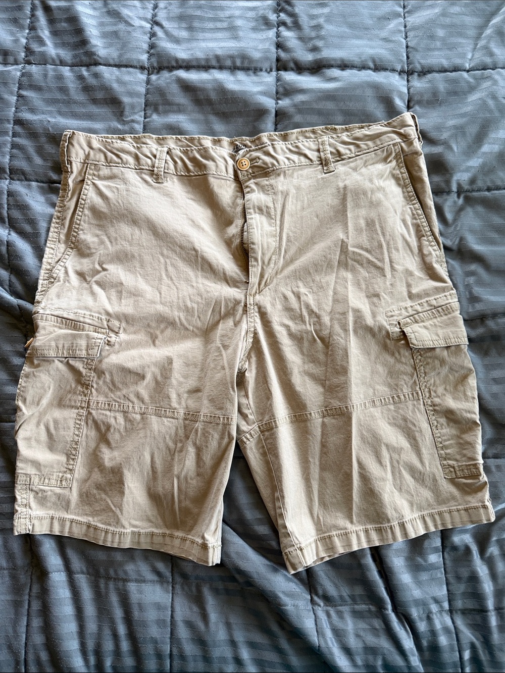 Izod Men's Tan Cargo Shorts with Side Pockets
